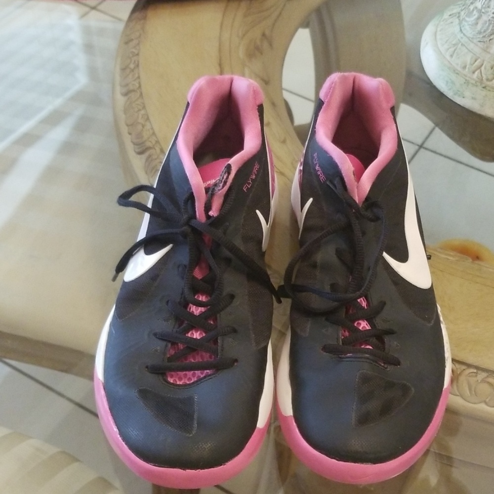 Tennis shoes